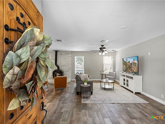 4th image of 205 Chimney Cir