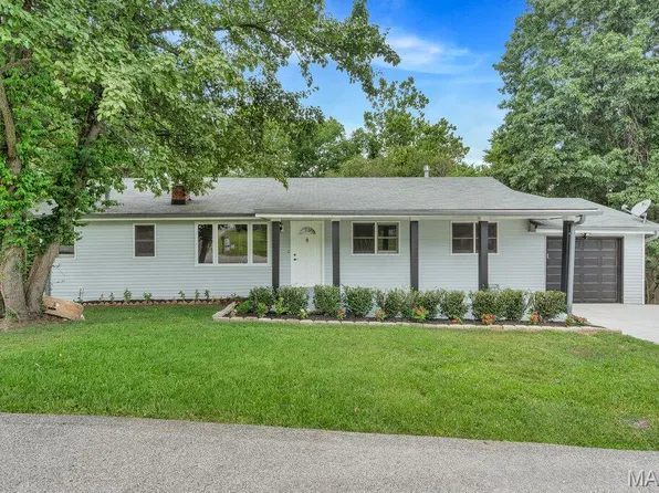 7 Glen Oaks Dr, Fenton, MO 63026