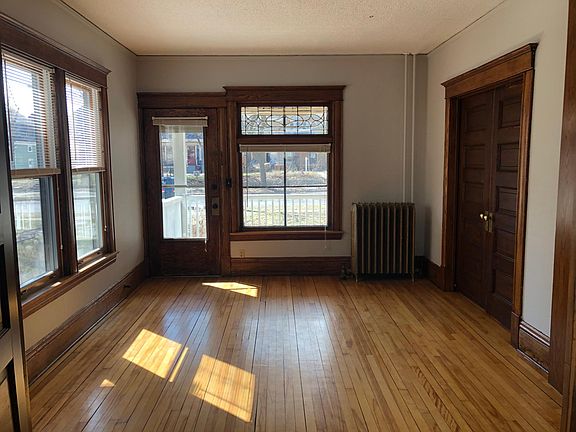 Living room 11'8" x 14'