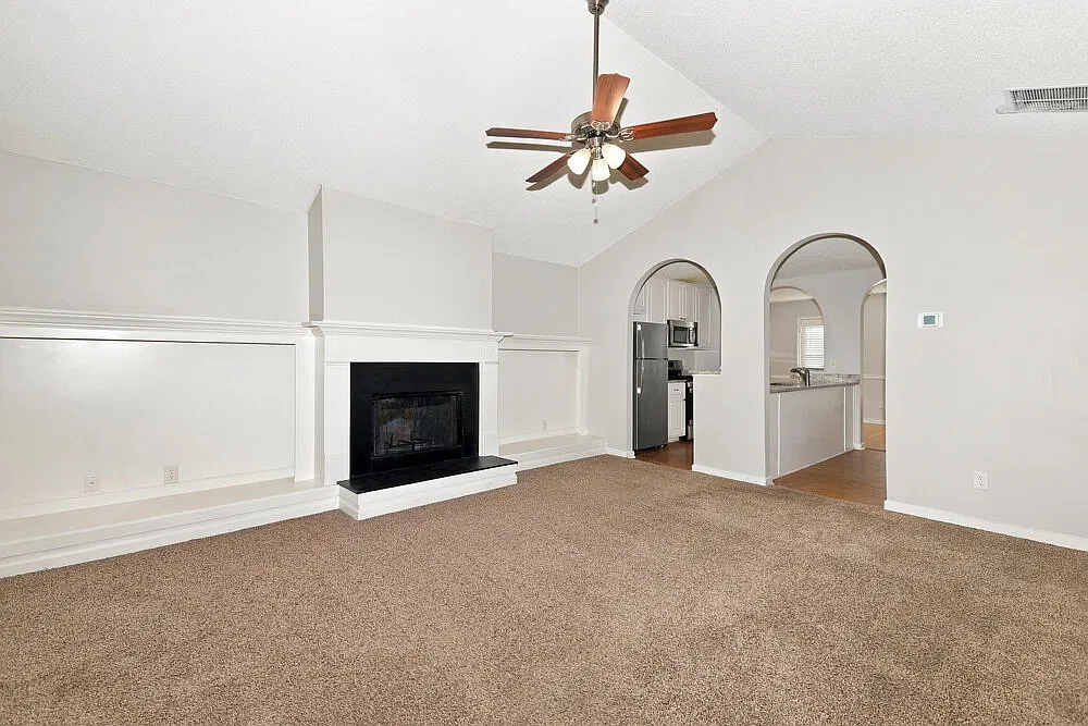 3 bed, 2.0 bath, 1466 sqft, $2,010 — Photo 4