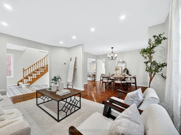 17 Payzac Ave, Toronto, ON M1E 5A7