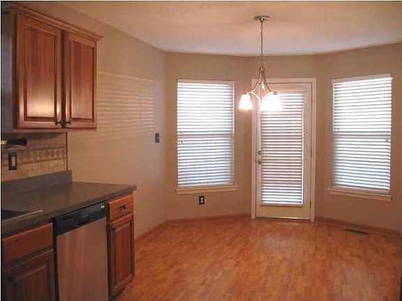 4th image of 3252 Bluegrass Dr