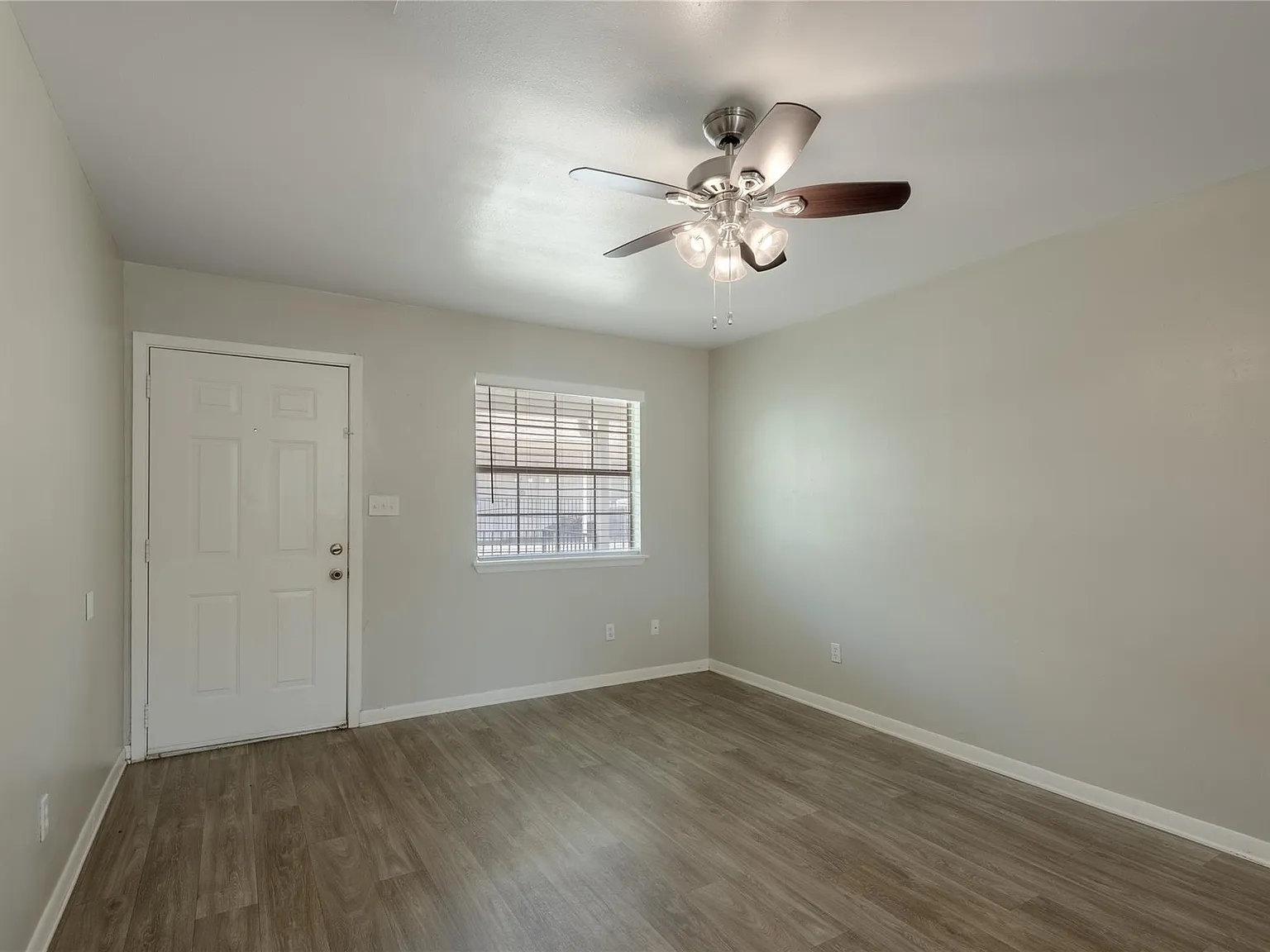 2 bed, 1.0 bath, 820 sqft, $799 — Photo 2