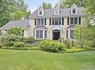 18 Tappanwood Dr, Lattingtown, NY 11560