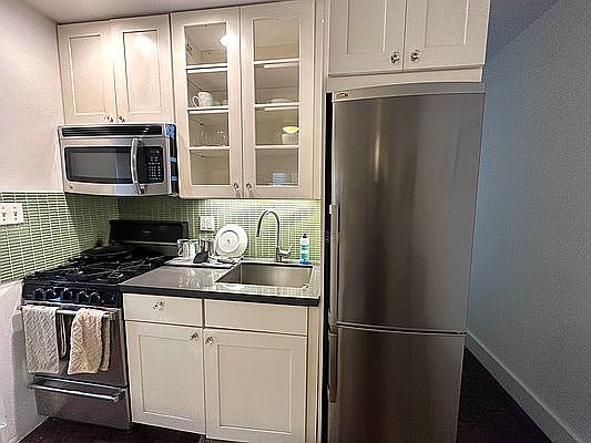 2nd image of 324 W 47th St APT 5B