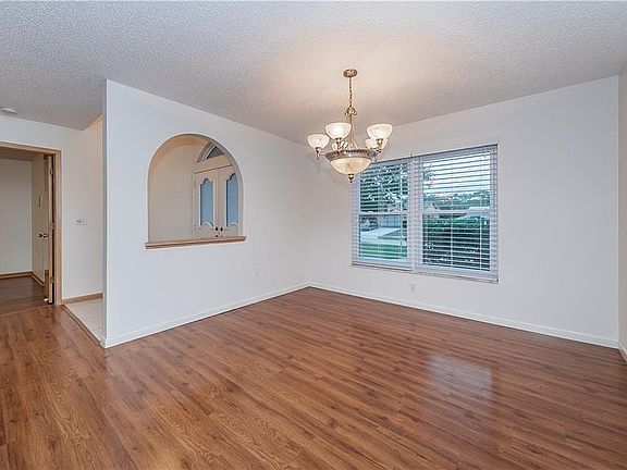 5th image of 10142 Briar Cir