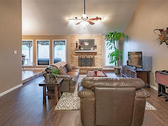 4th image of 2803 Bonneville Dr