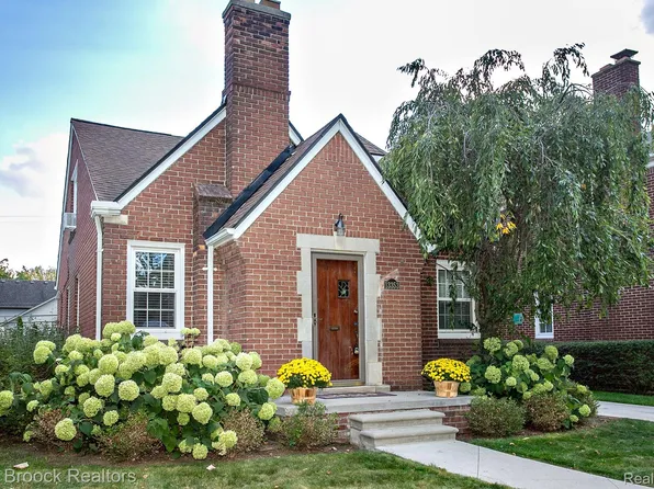 13353 Sherwood Dr, Huntington Woods, MI 48070