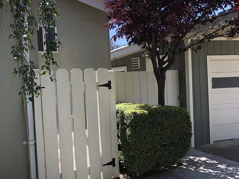Gate