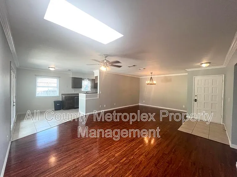 431 Malden Dr — Photo 3