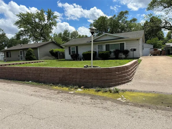 704 Saint Thomas Ln, Cahokia, IL 62206