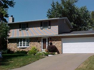 2300 Kingsway Dr, Bettendorf, IA