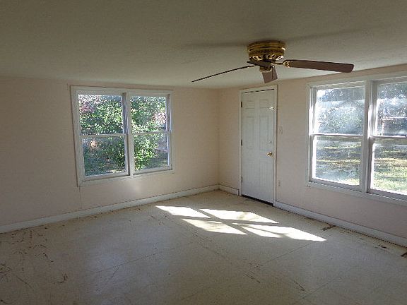 4th image of 915 E Warren Ave