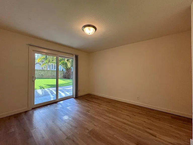 1555 Oxford Street — Photo 38