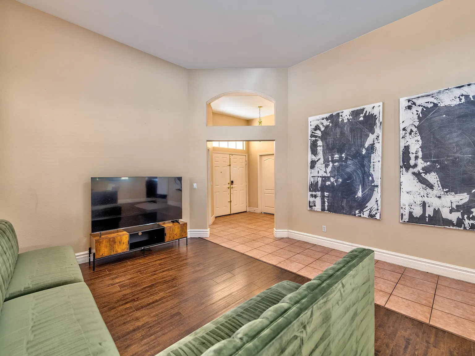 4 bed, 1942 sqft, $3,500 — Photo 1