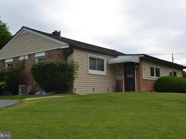2220 Baldwin Run Dr, Aston, PA 19014