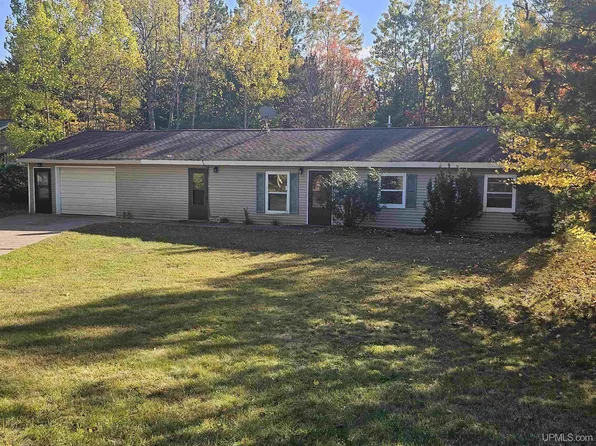 310 Lakewood Ln, Marquette, MI 49855