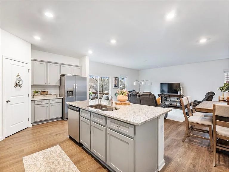 680 Groover St — Photo 14