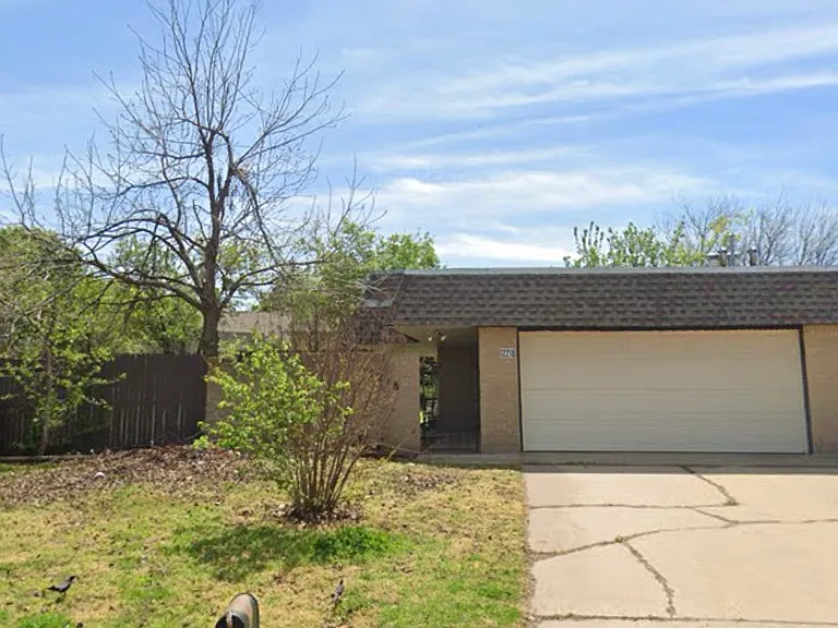 12218 Stratford Dr — Photo 1