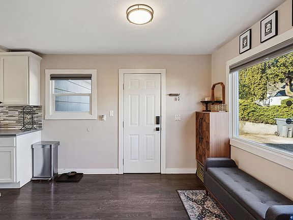 5th image of 550 Madrona Ave S