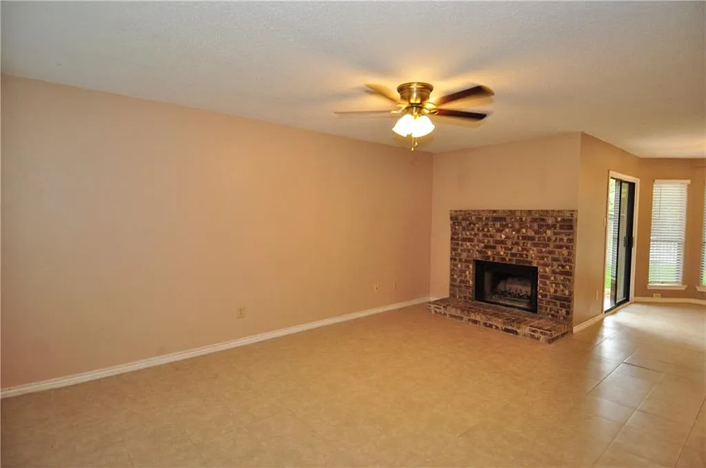 2 bed, 2.5 bath, 2082 sqft, $1,600 — Photo 2