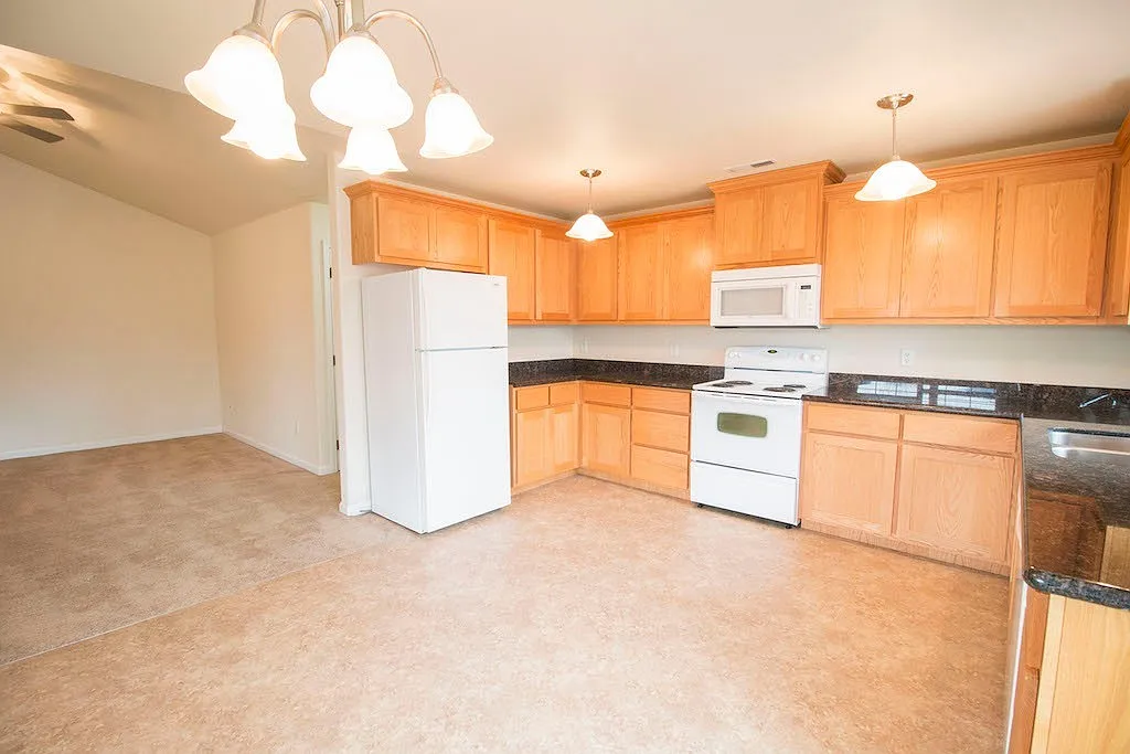 Clean, Modern Upstairs Apartment — Photo 3