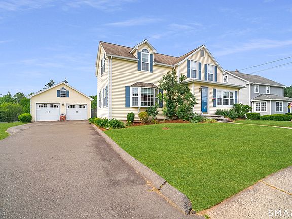4th image of 32 Evergreen Road
