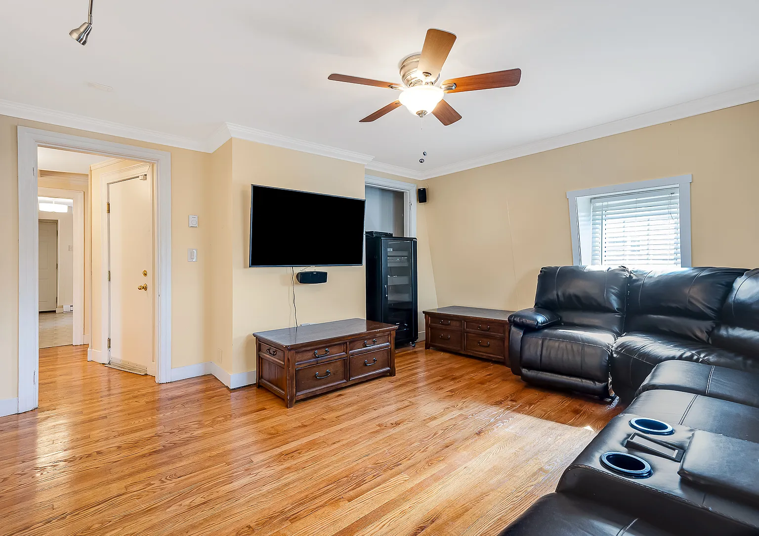 3 bed, 1026 sqft, $2,300 — Photo 2