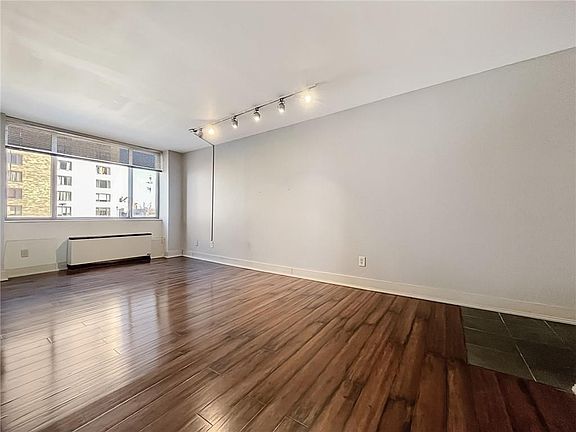 4th image of 600 E 8th St #2
