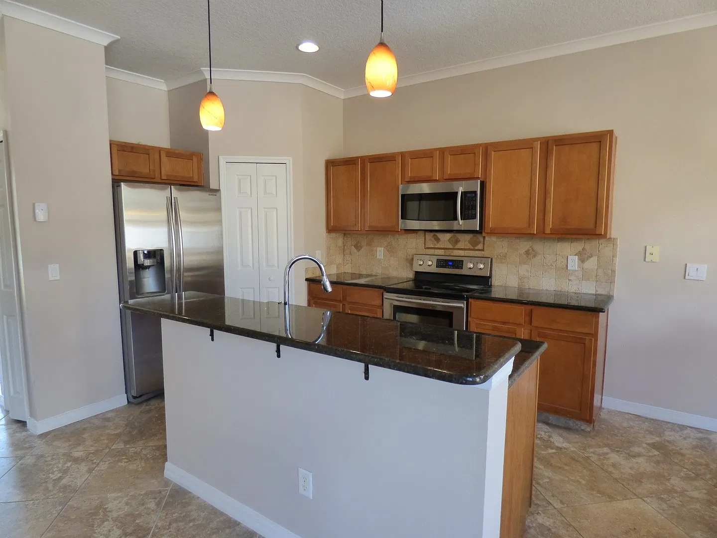 3 BR / 2.5 BA Townhouse in Lee Vista Square — Photo 4