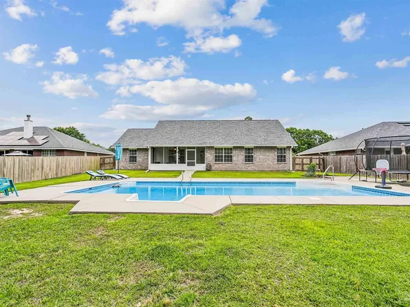 1543 Twin Pines Cir, Cantonment, FL 32533