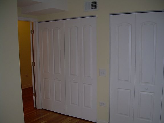 3rd image of 6964 N Greenview Ave #6970G