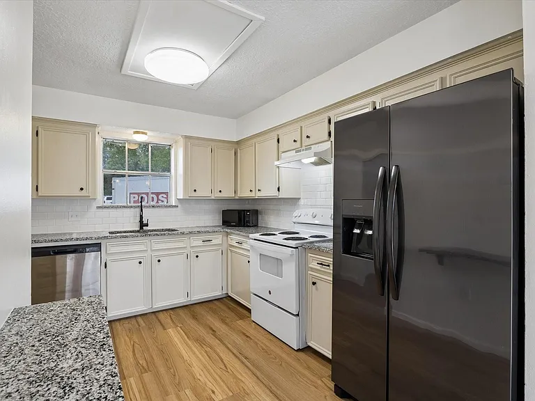 1600 Hazelwood St #B — Photo 7