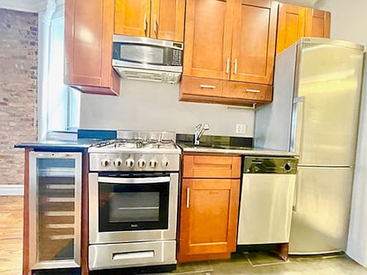 2nd image of 394 E 10th St #3