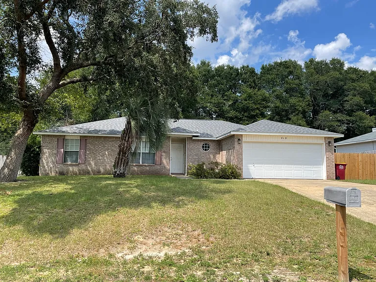 212 Lustan Dr — Photo 1