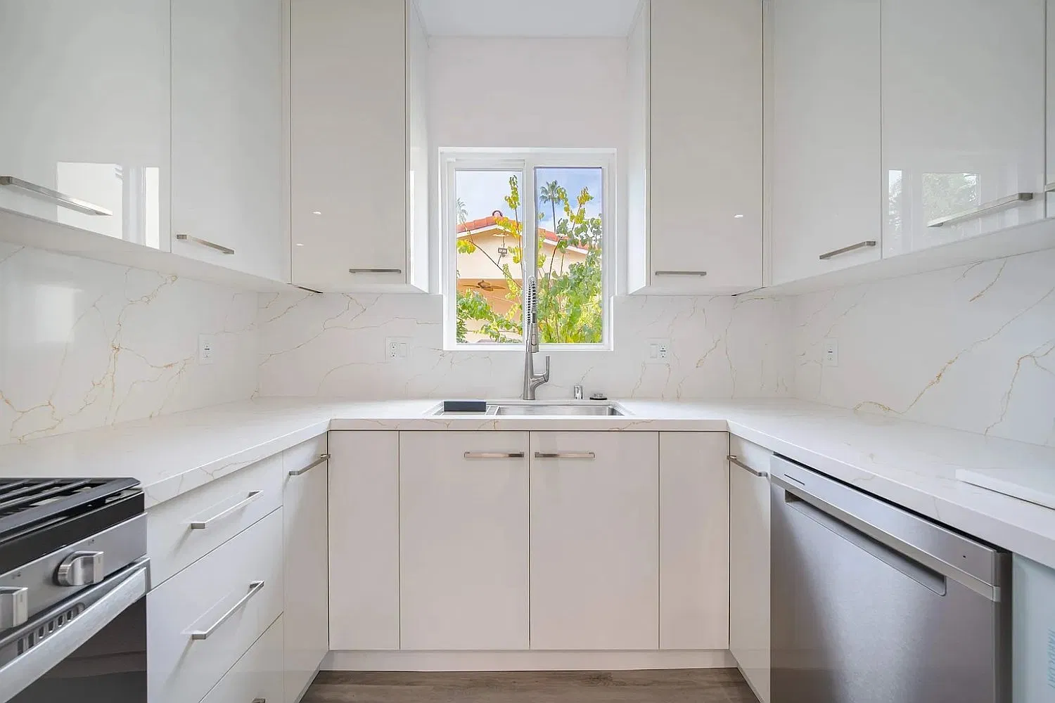 2 bed, 700 sqft, $3,500 — Photo 1