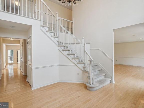 4th image of 18 Clearbrook Ln