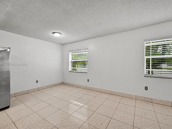 4th image of 210 E 59th St