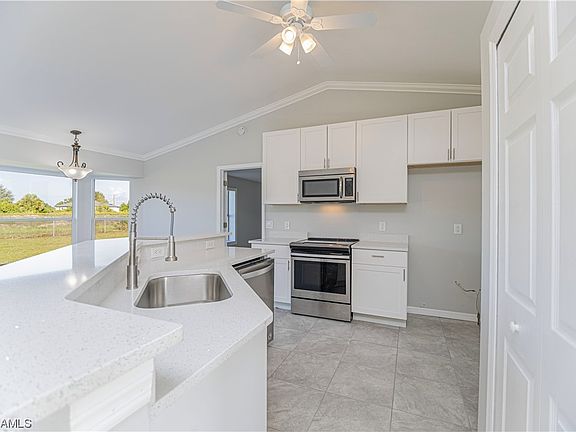 4th image of 1527 Crestwood Cir W
