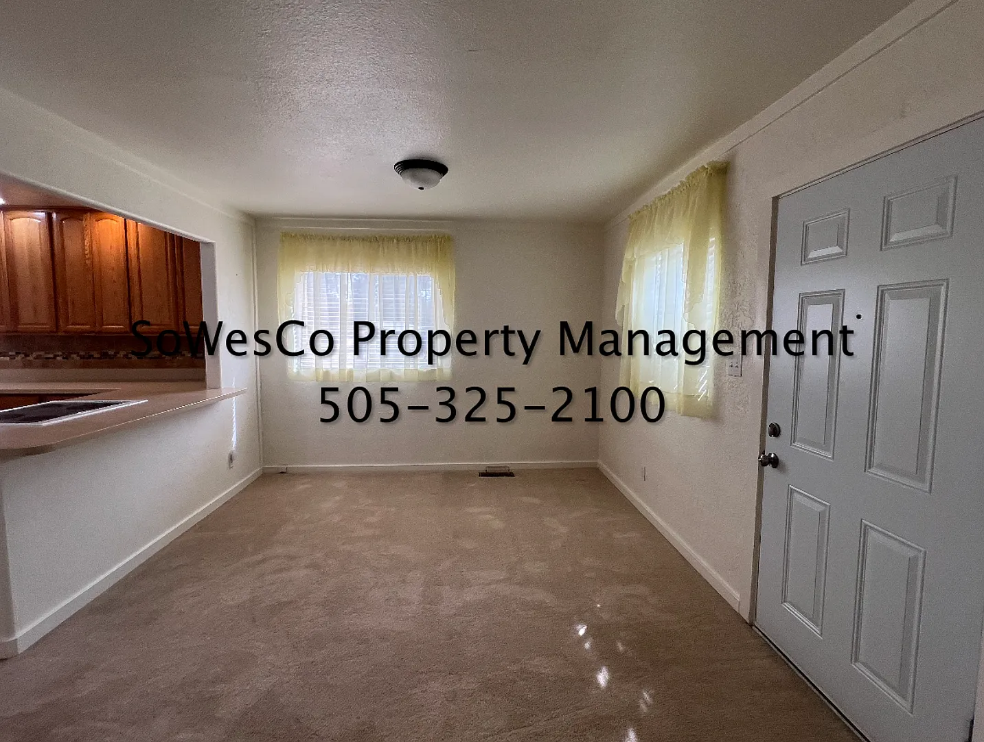 Beautiful home with Large 2 Car Garage on Corner Lot and Yard — Photo 3