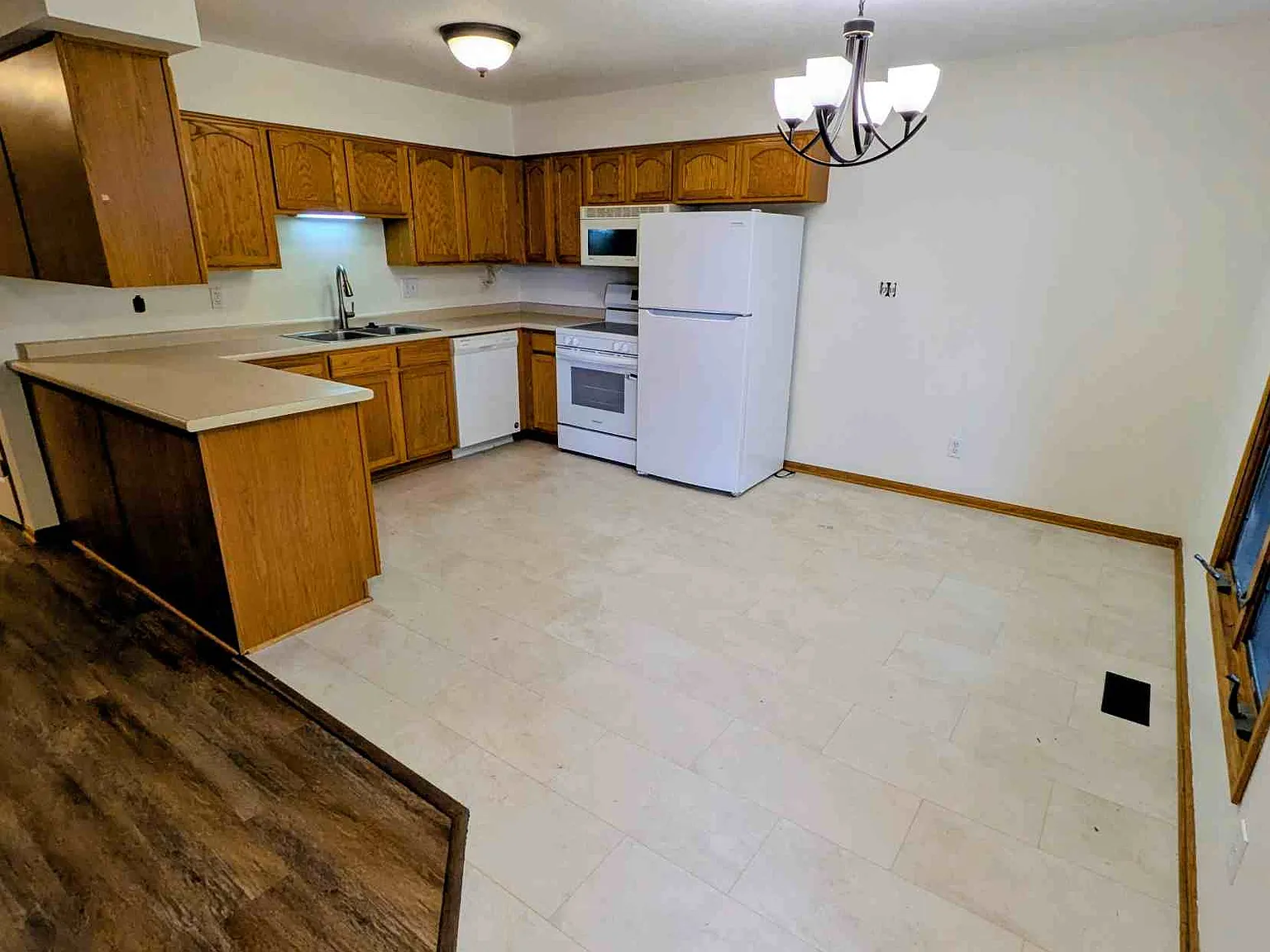3 bed, 1049 sqft, $1,475 — Photo 2