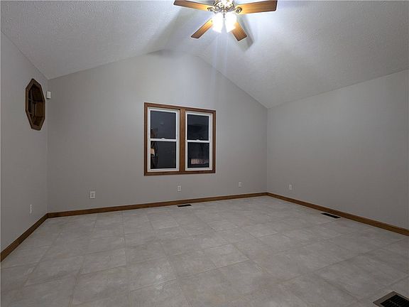 4th image of 1554 S Belmont Ave