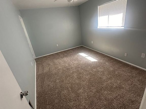 5th image of 320 NW Summercrest Blvd