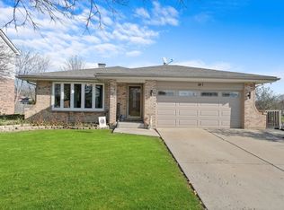 10S281 Wallace Dr, Downers Grove, IL
