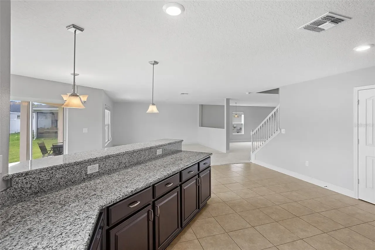 3 bed, 3341 sqft, $2,350 — Photo 4