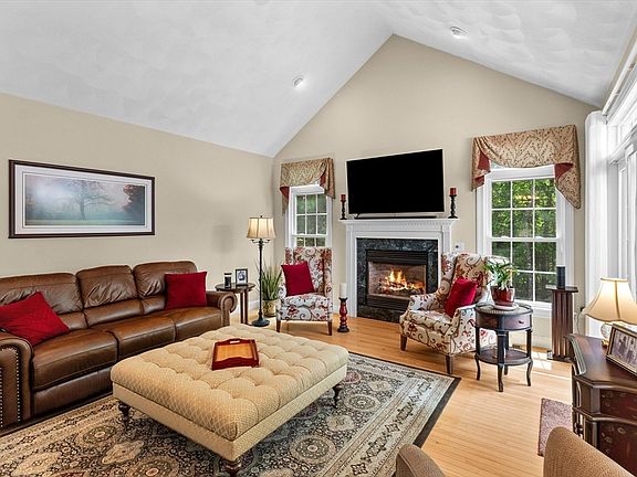 4th image of 89 Cortland Dr
