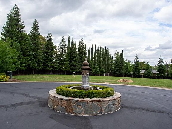 2nd image of 4 Oak Hollow Dr