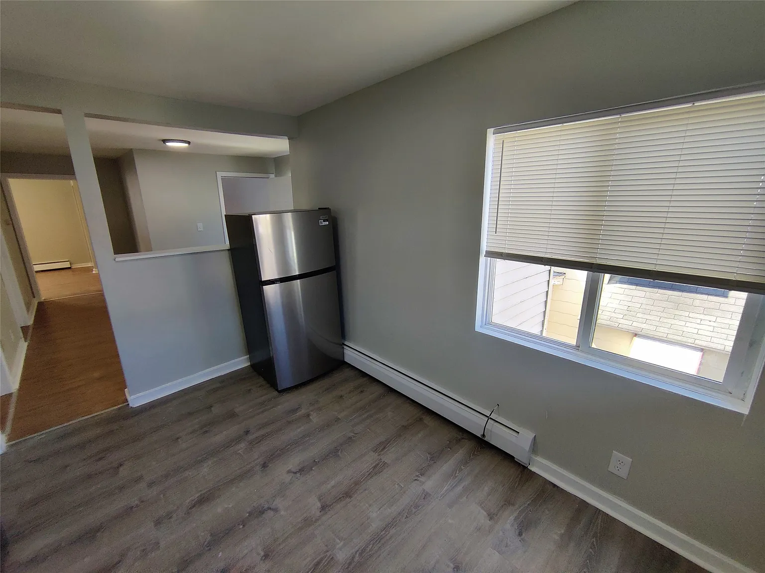 3 bed, 1.0 bath, 900 sqft, $1,300 — Photo 3
