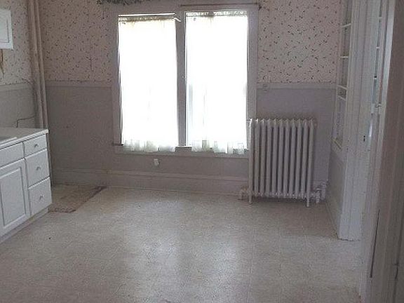 4th image of 629 Lincoln St