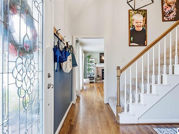 5th image of 111 Scarlet Oak Cir